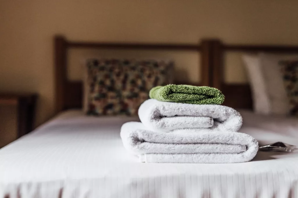Handdoeken op gedekt bed